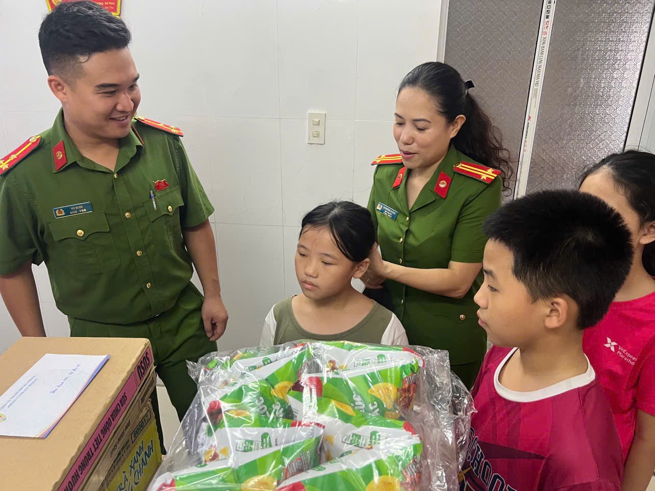Đoàn Thanh niên, Hội Phụ nữ Phòng Cảnh sát hình sự: Thăm, tặng quà trẻ em tại Ngôi nhà yêu thương